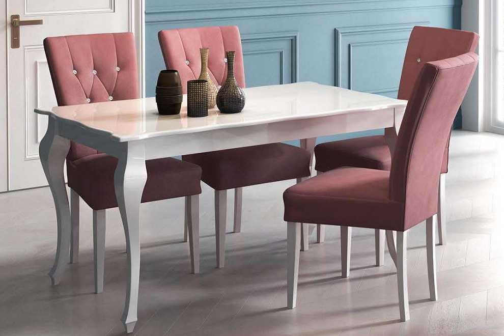 stilvolle M�bel aus Holz mit Hochlehn-St�hle im Barock-Stil