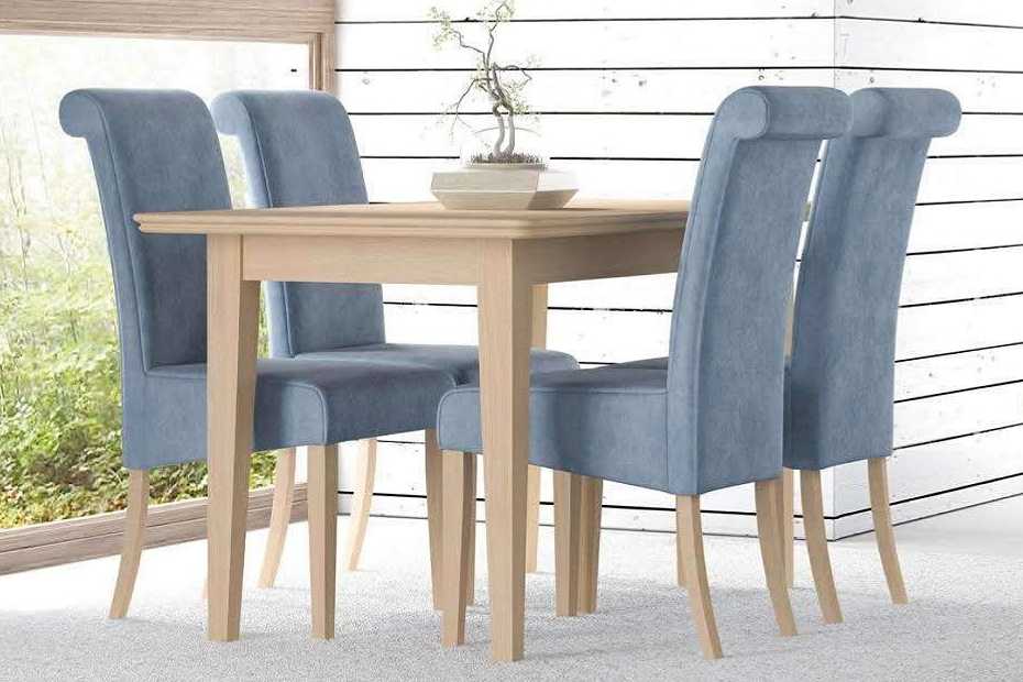 stilvolle M�bel aus Holz mit Hochlehn-St�hle im Landhaus-Stil